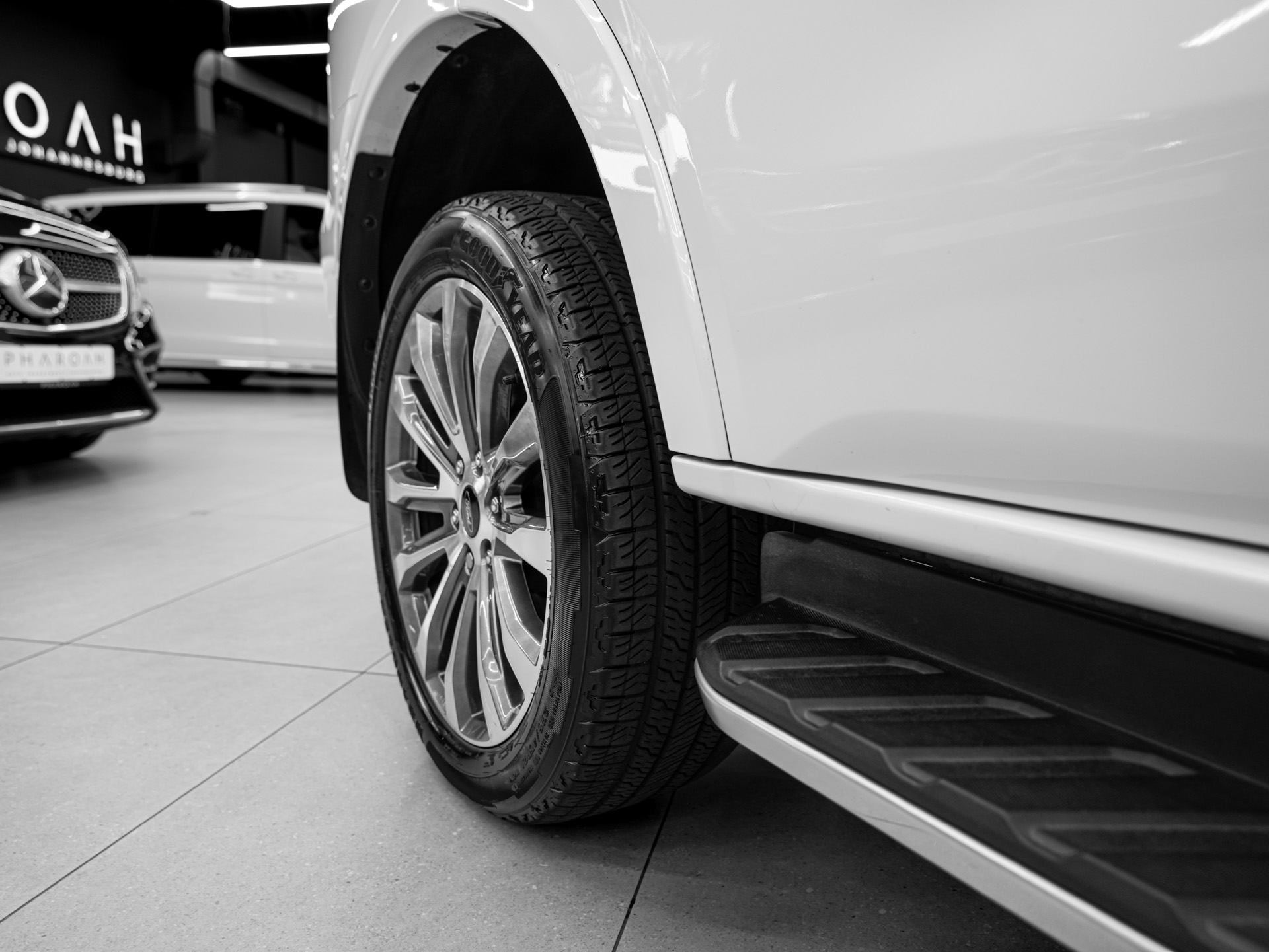 white ford everest platinum 8