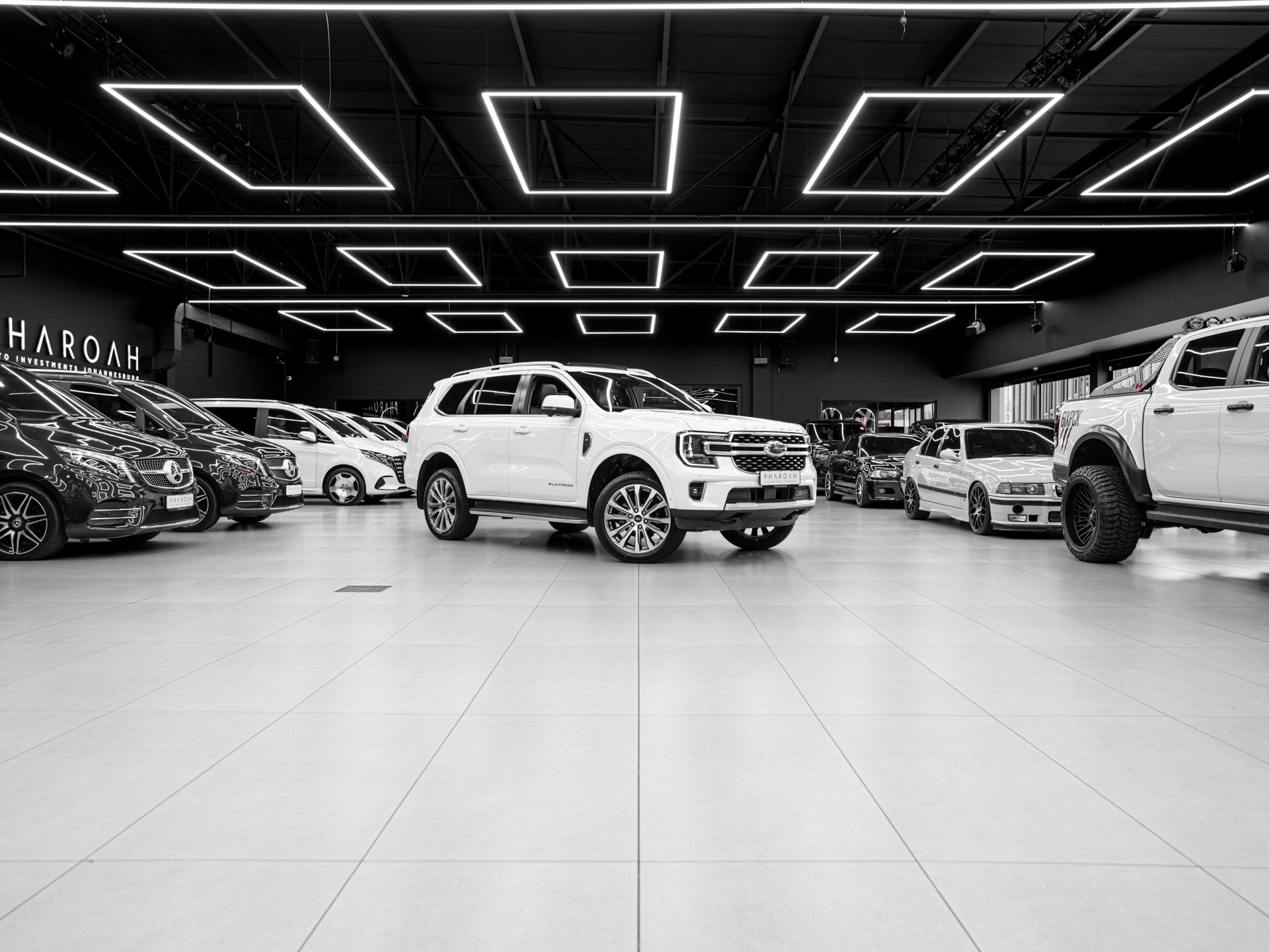 white ford everest platinum