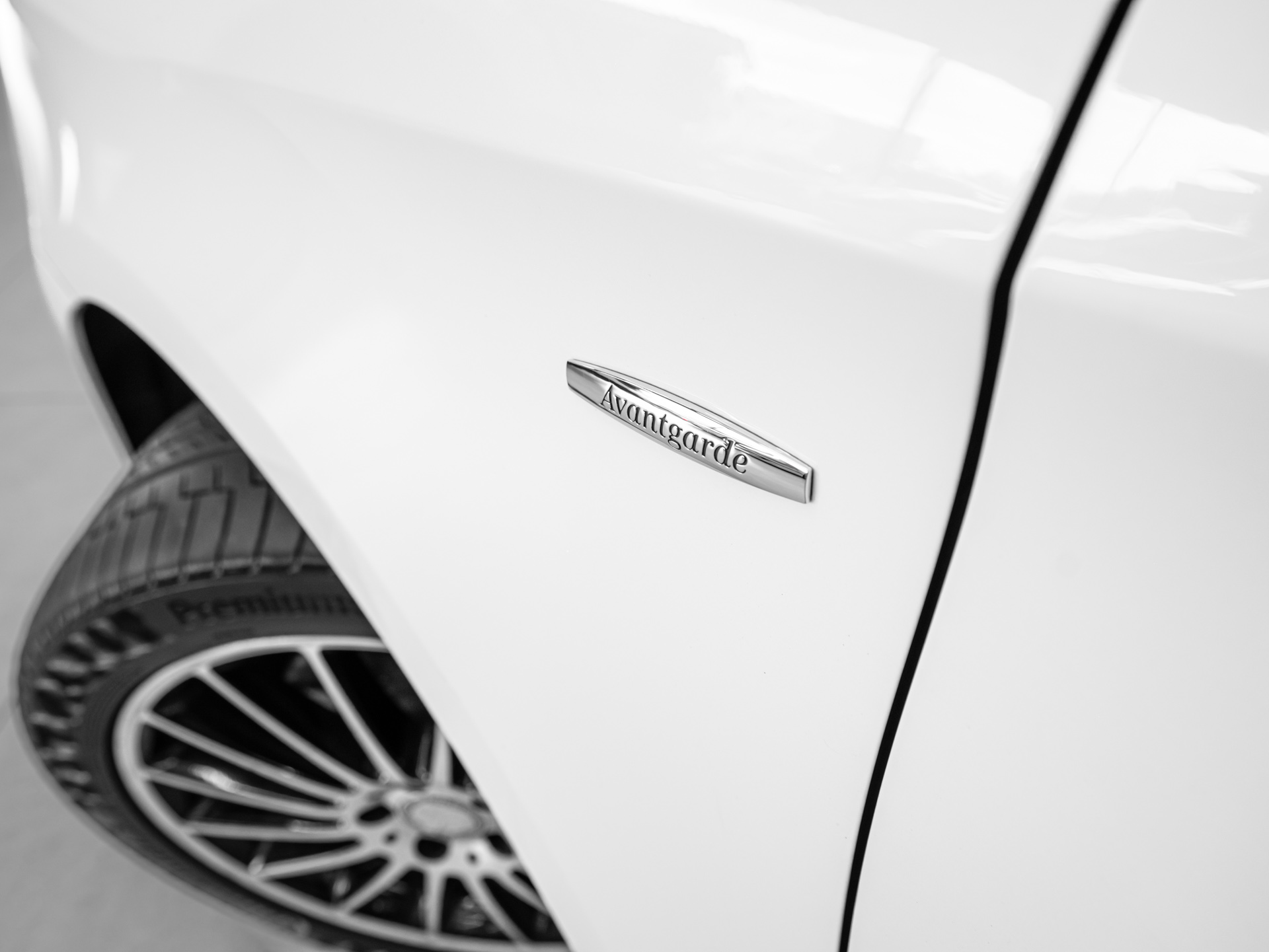 white mercedes benz v250d 18