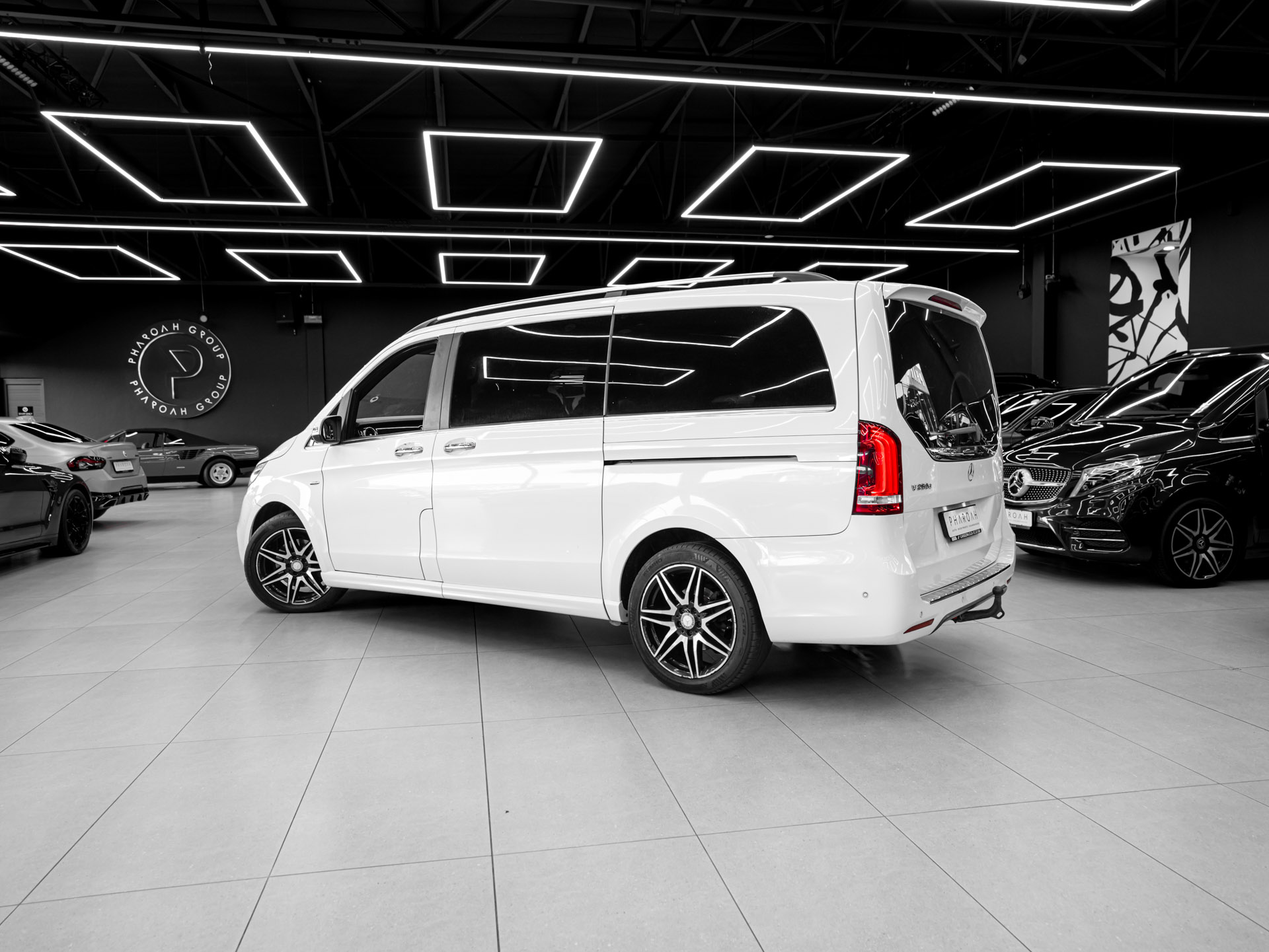 white mercedes v250d avantgarde 12