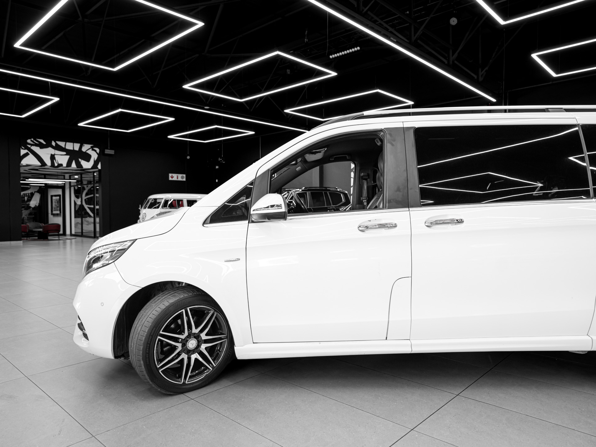 white mercedes v250d avantgarde 14