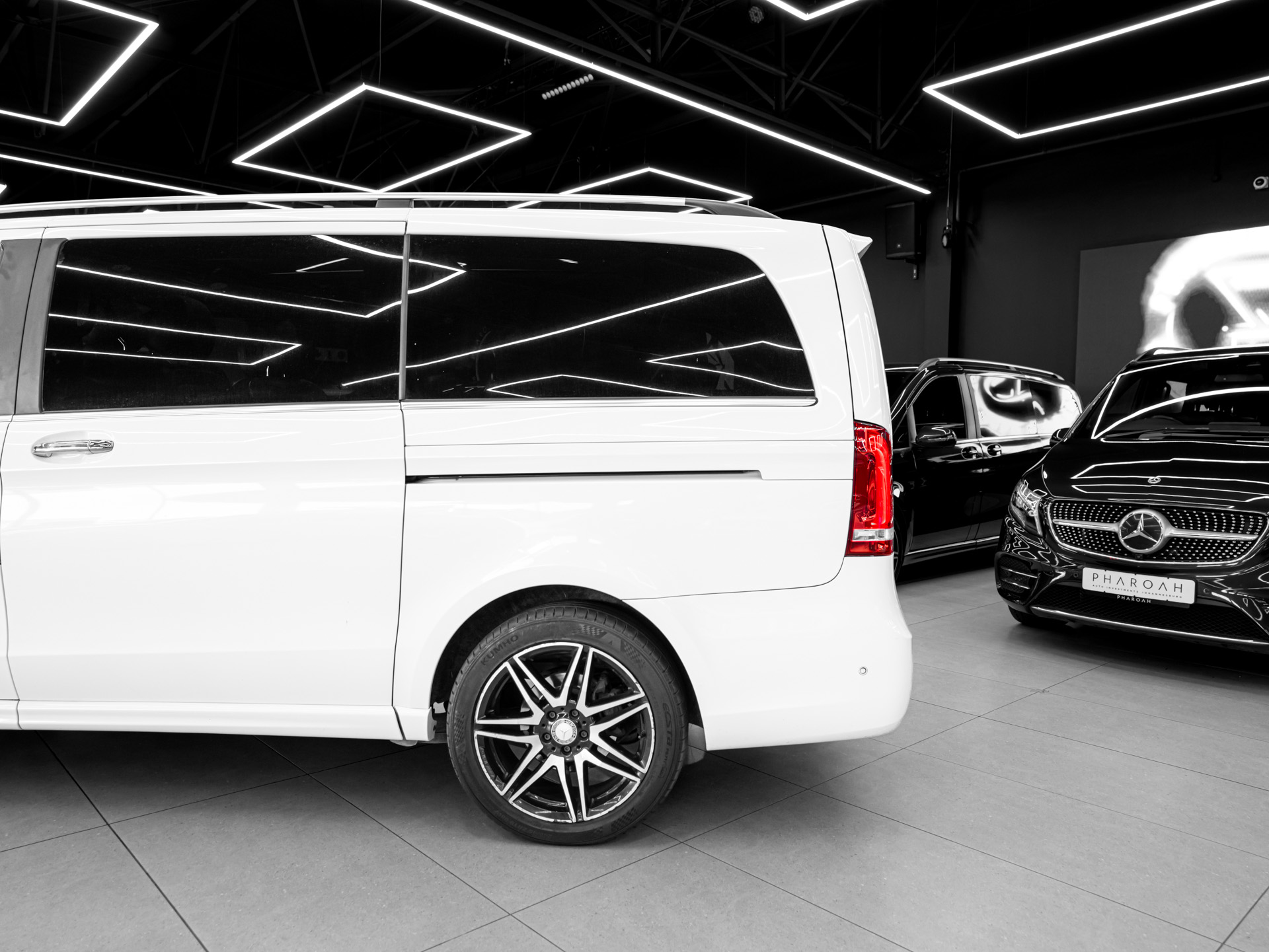 white mercedes v250d avantgarde 15