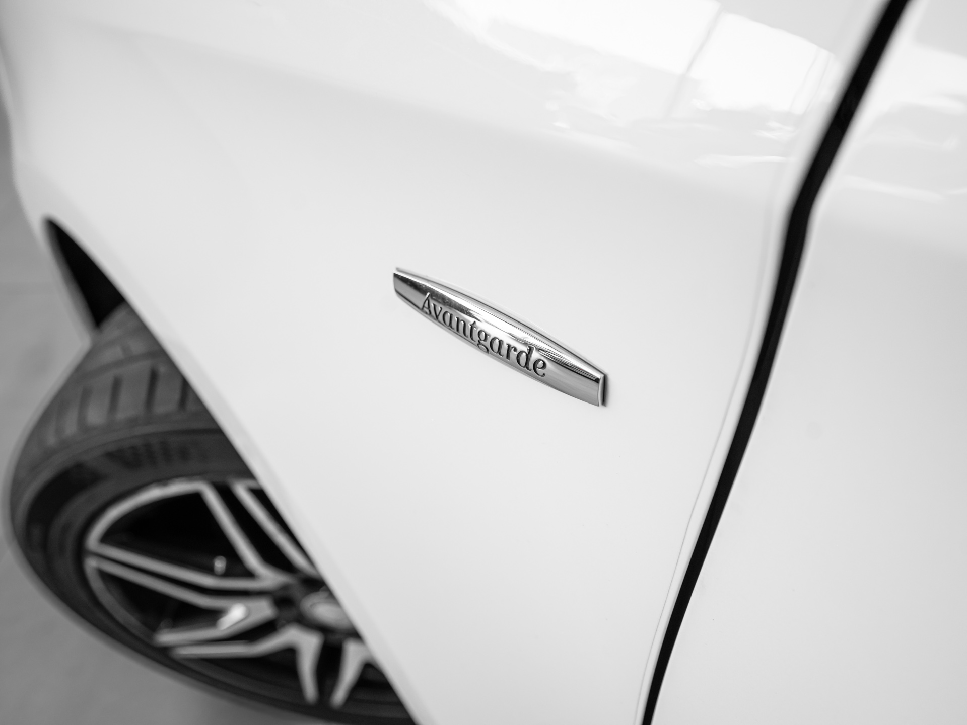 white mercedes v250d avantgarde 16