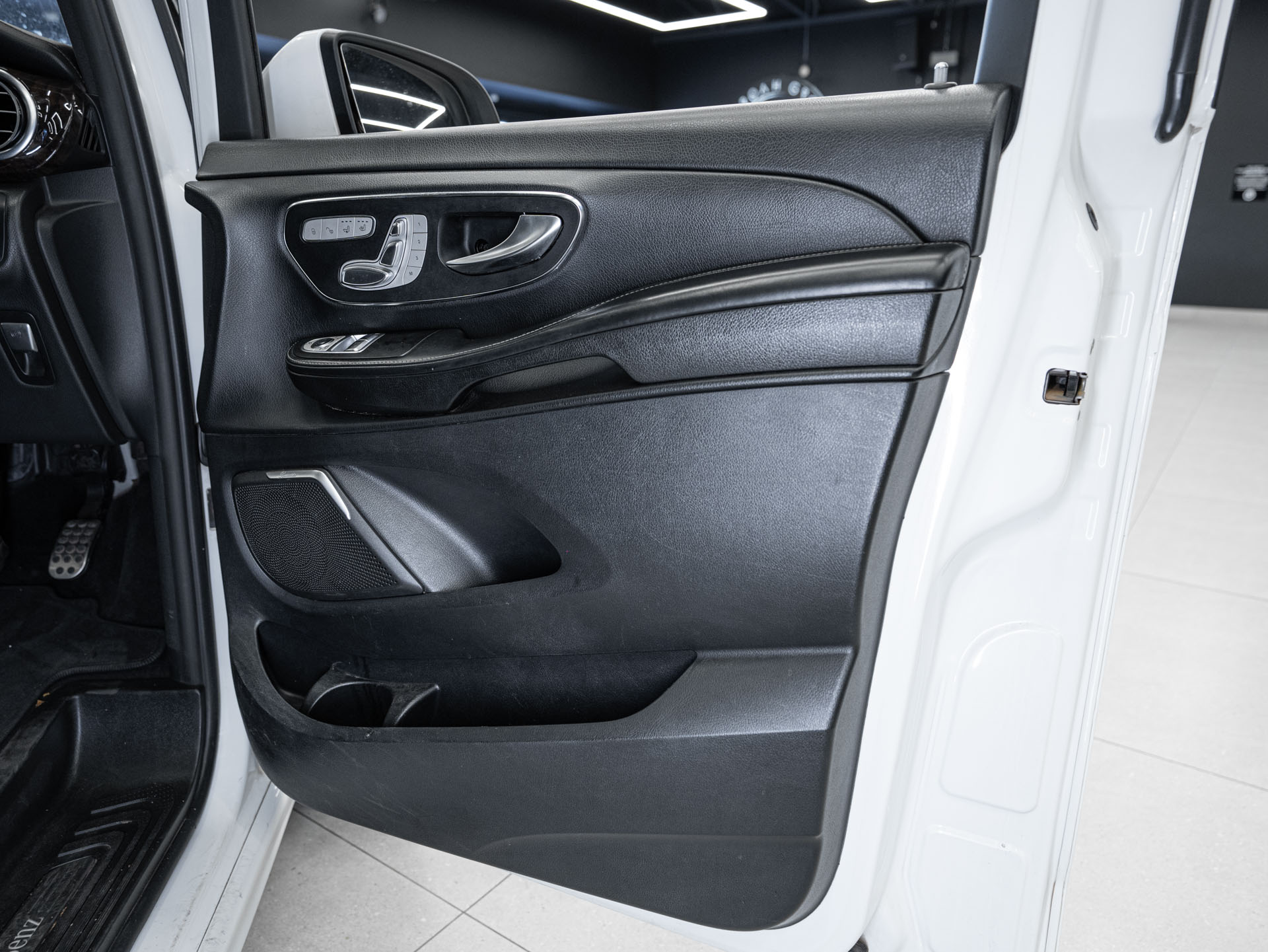white mercedes v250d avantgarde 17