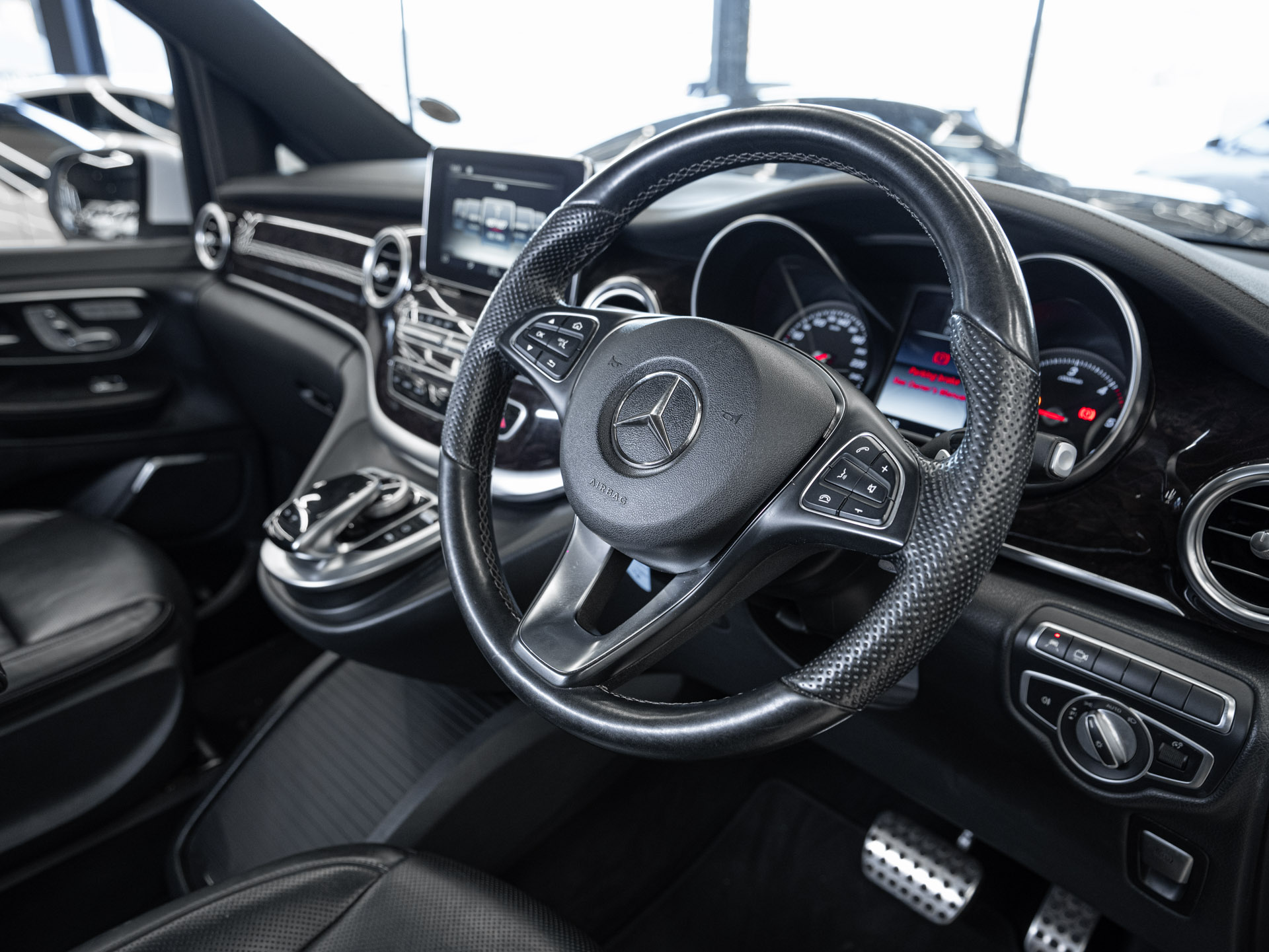 white mercedes v250d avantgarde 18