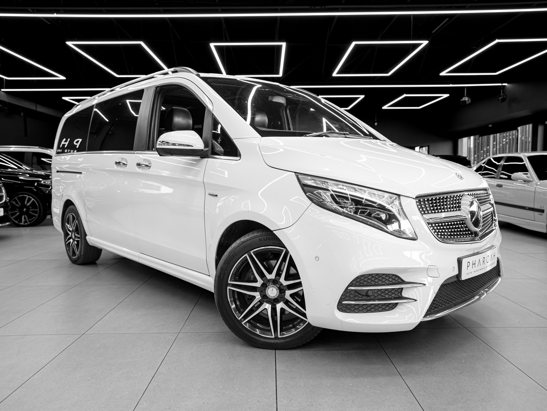 white mercedes v250d avantgarde 2