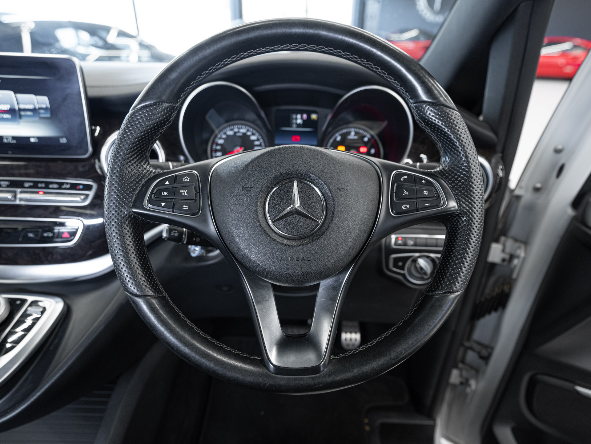 white mercedes v250d avantgarde 20
