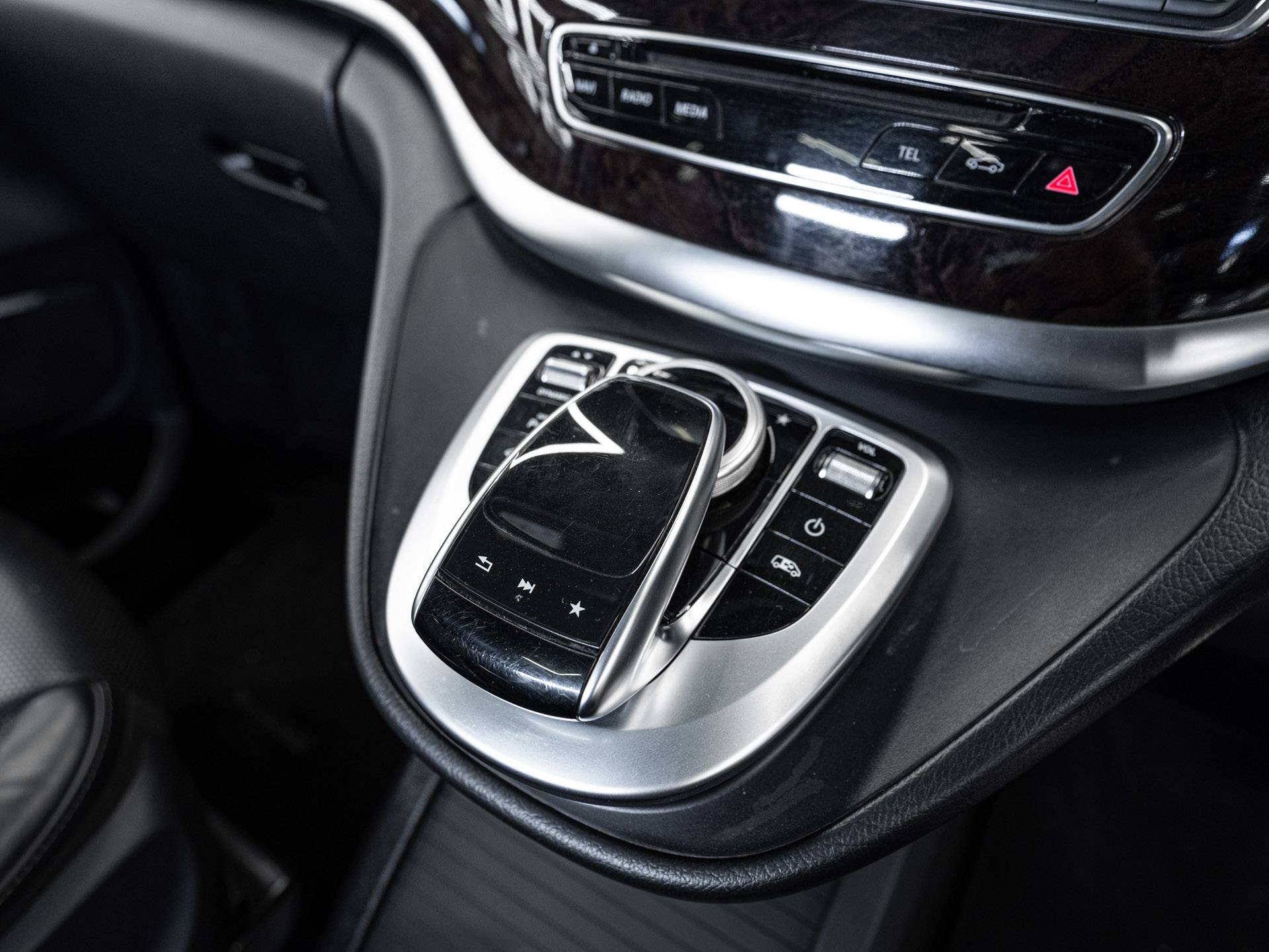 white mercedes v250d avantgarde 22