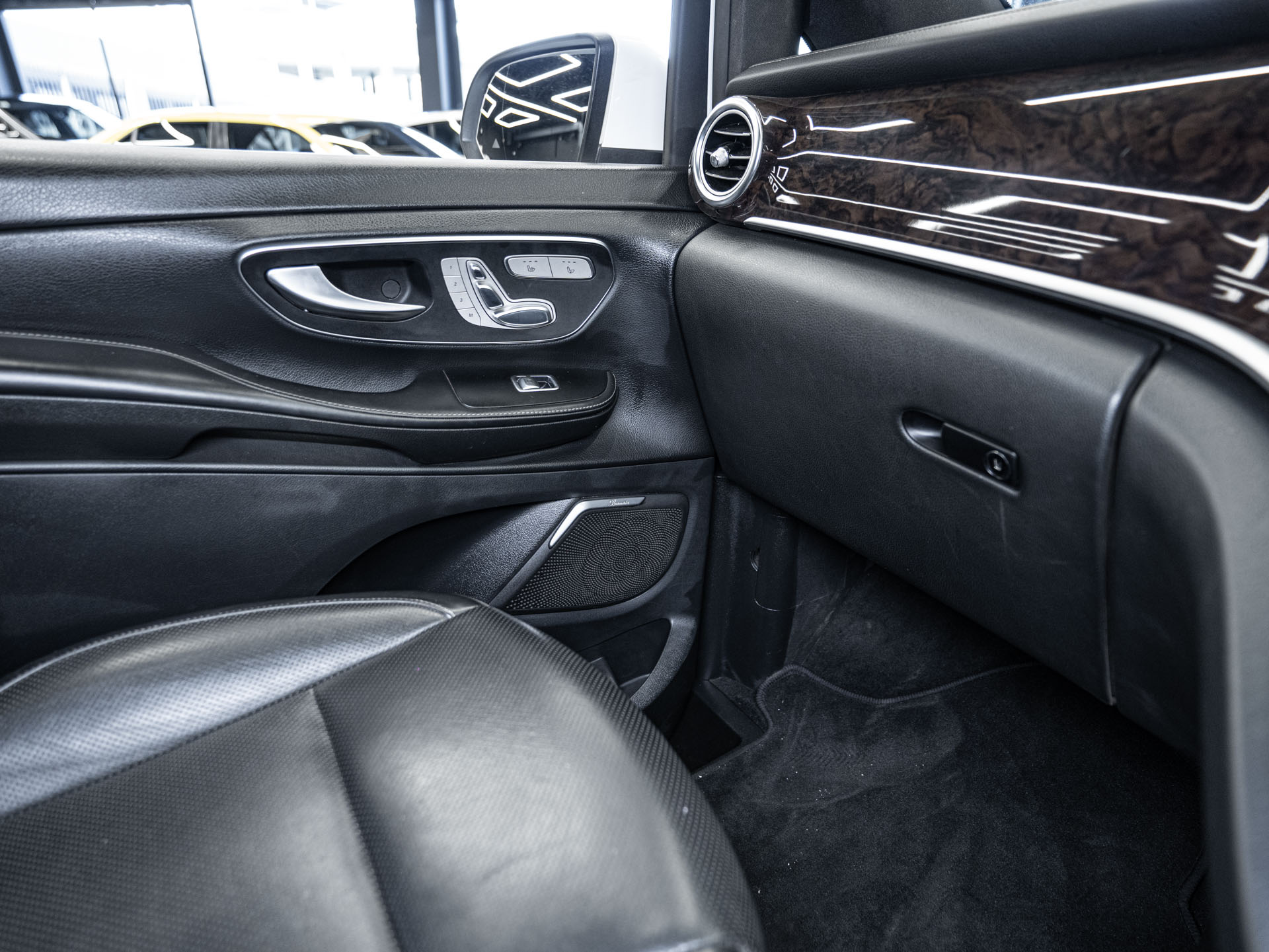 white mercedes v250d avantgarde 24