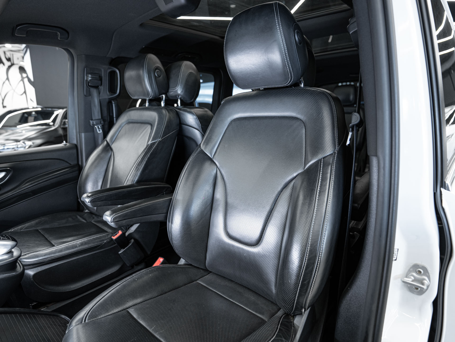 white mercedes v250d avantgarde 25
