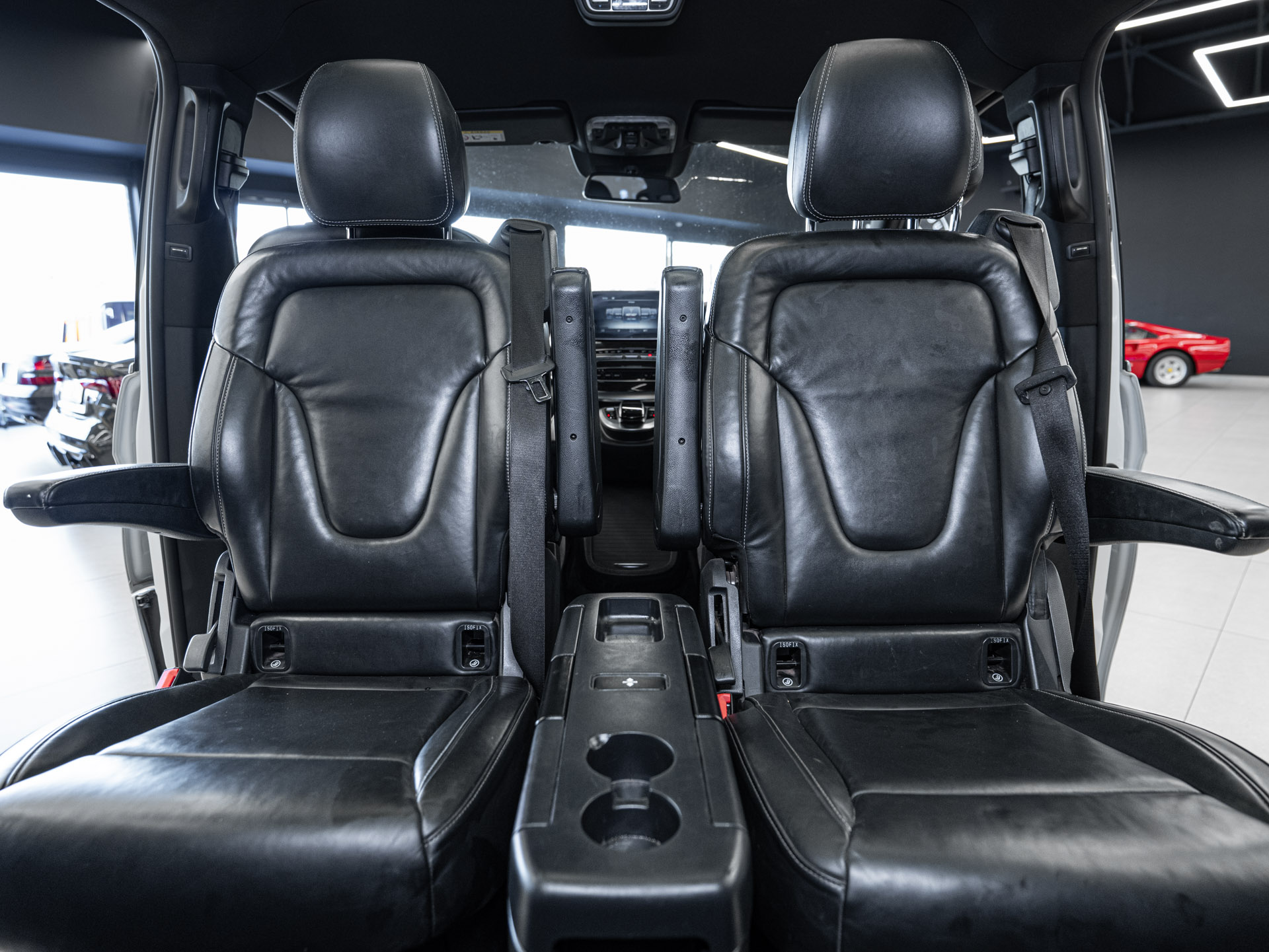 white mercedes v250d avantgarde 26