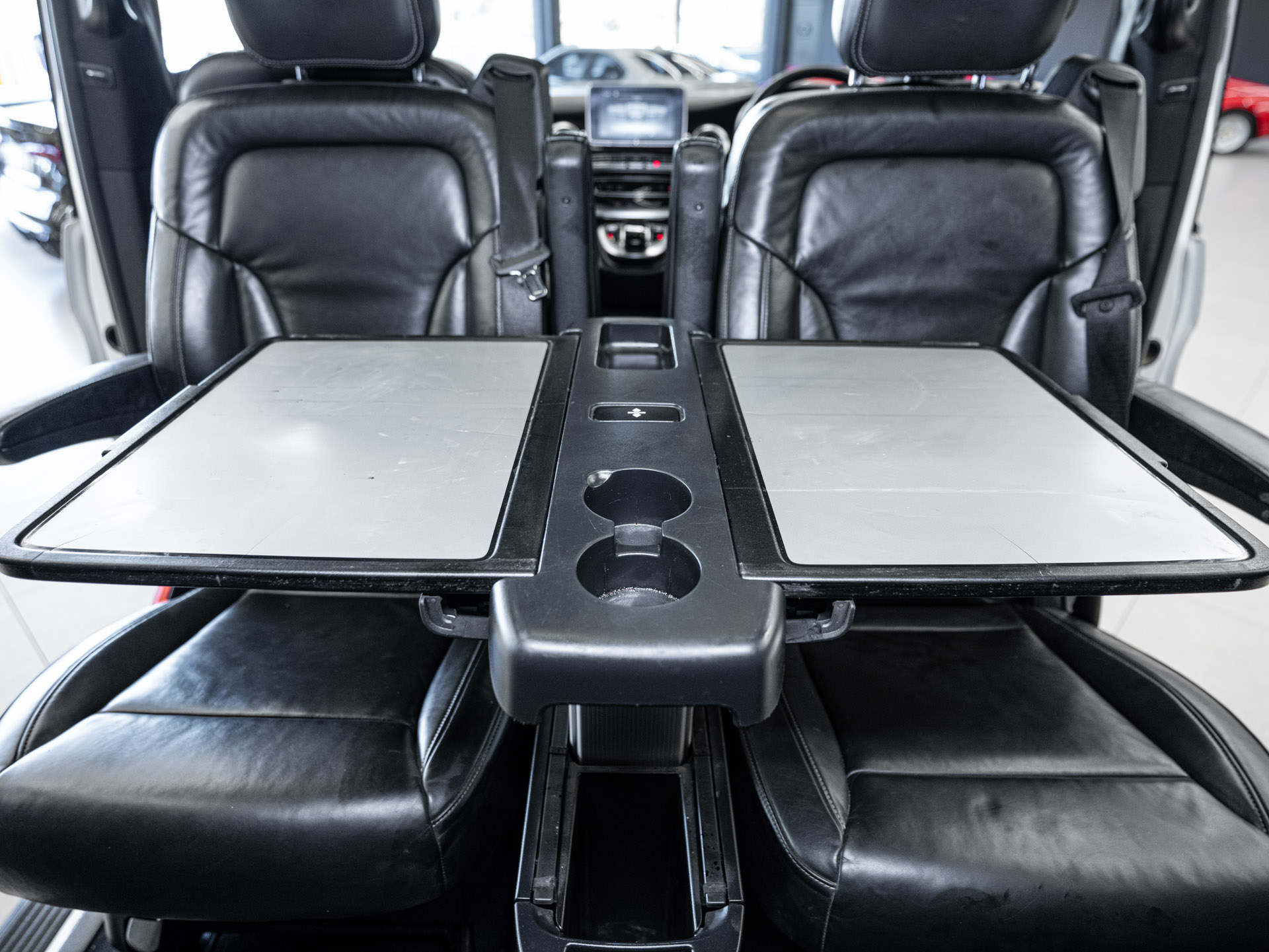 white mercedes v250d avantgarde 27