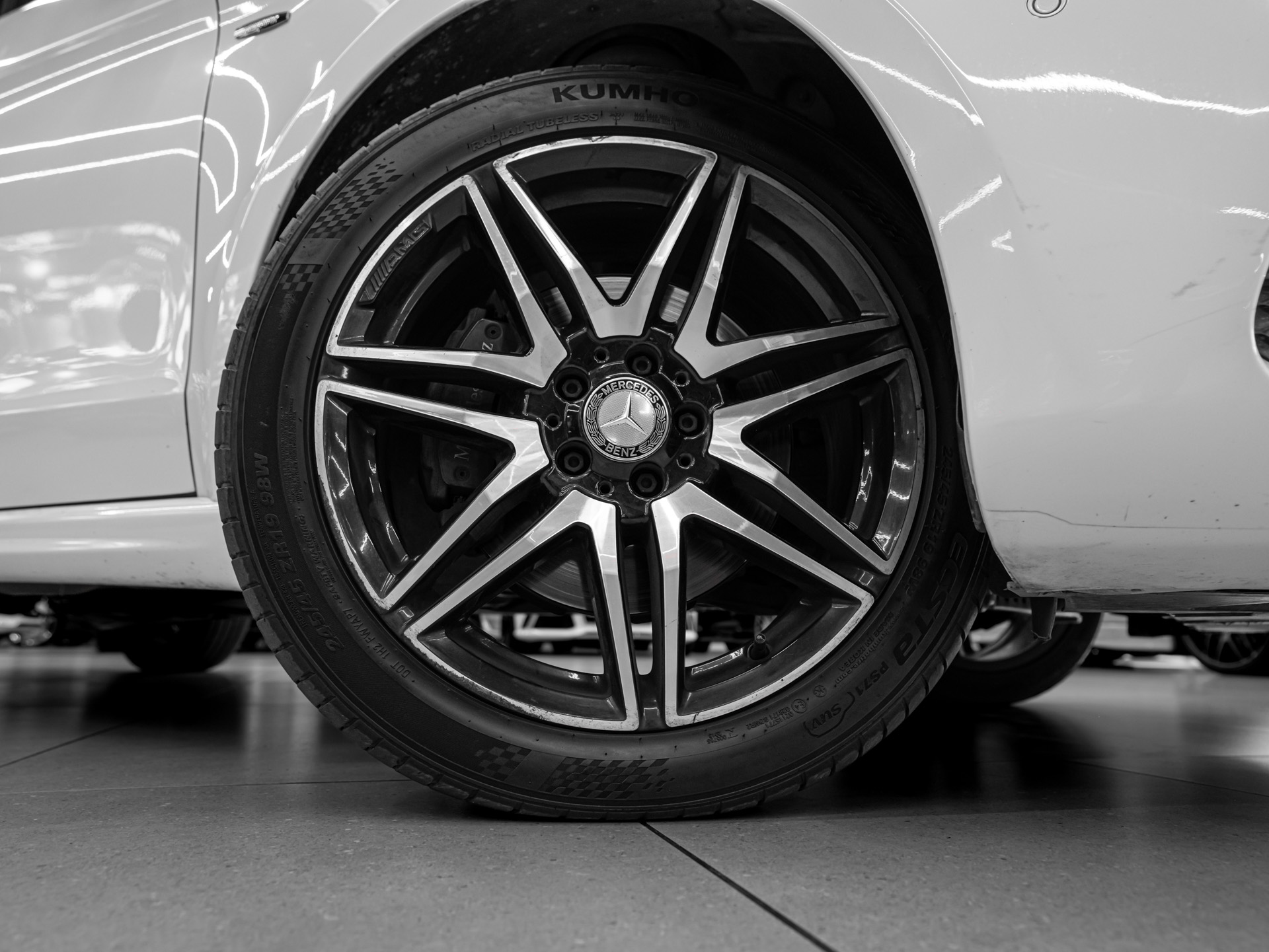 white mercedes v250d avantgarde 3