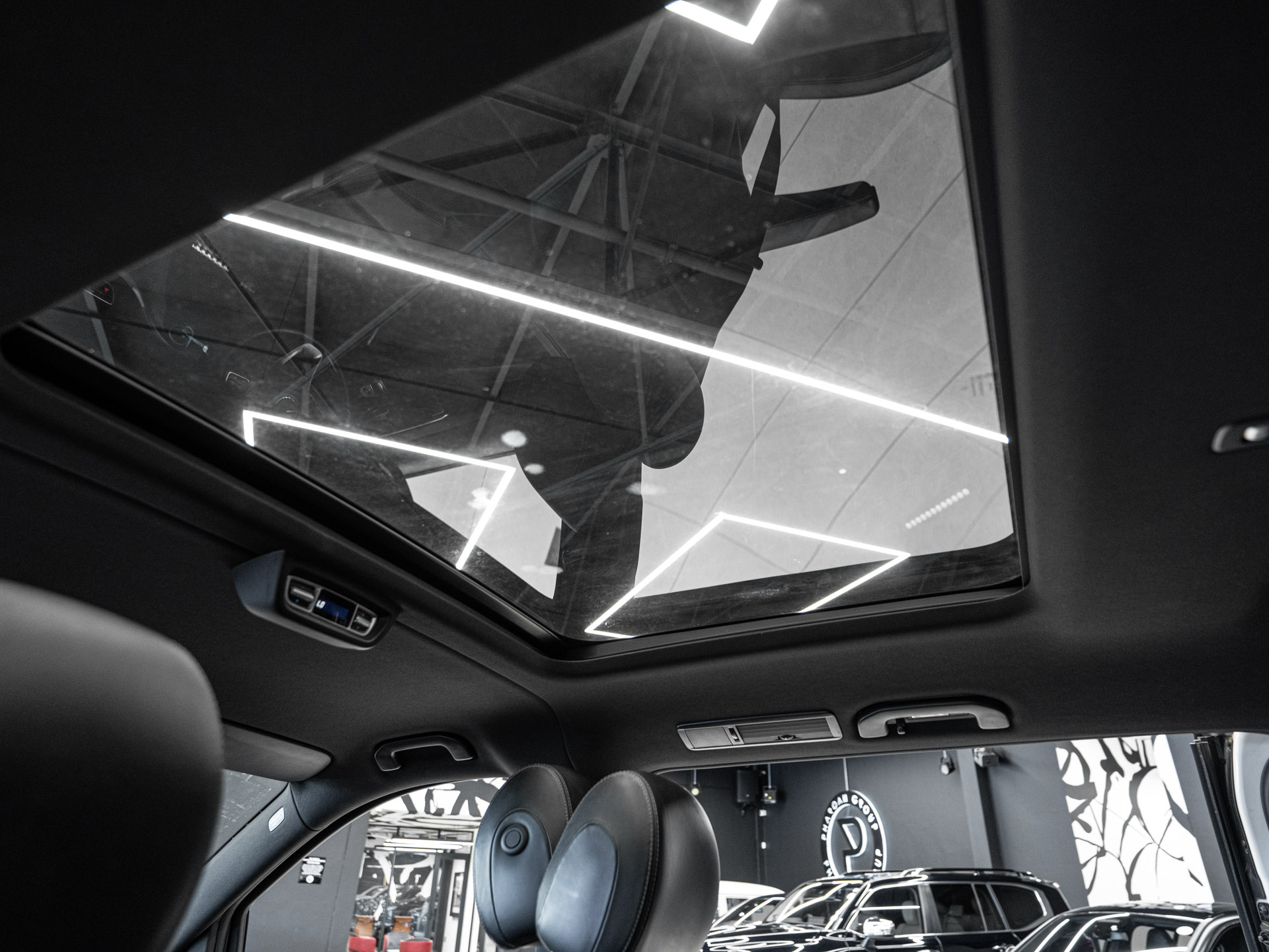 white mercedes v250d avantgarde 30