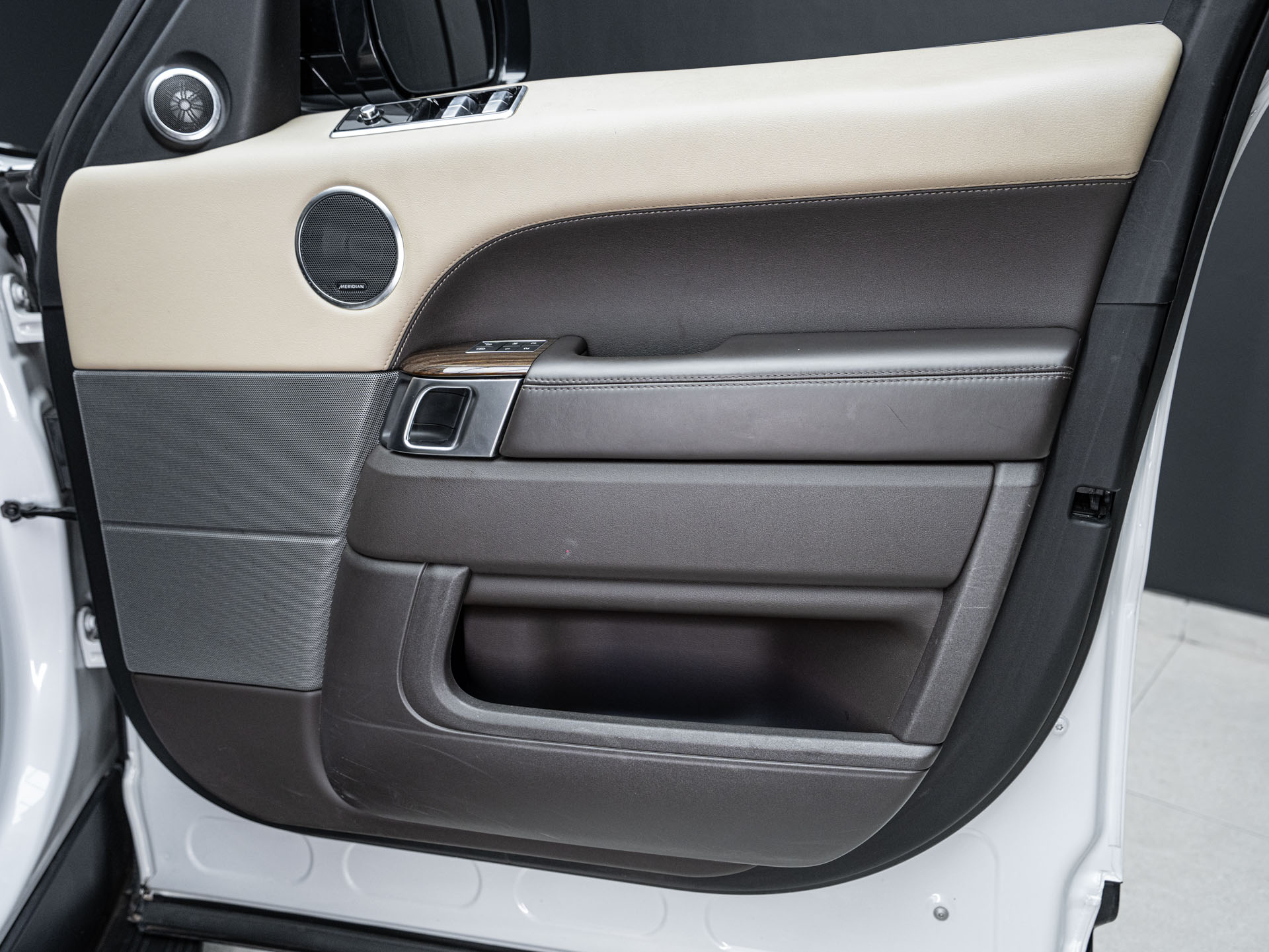 white range rover sport hse 17