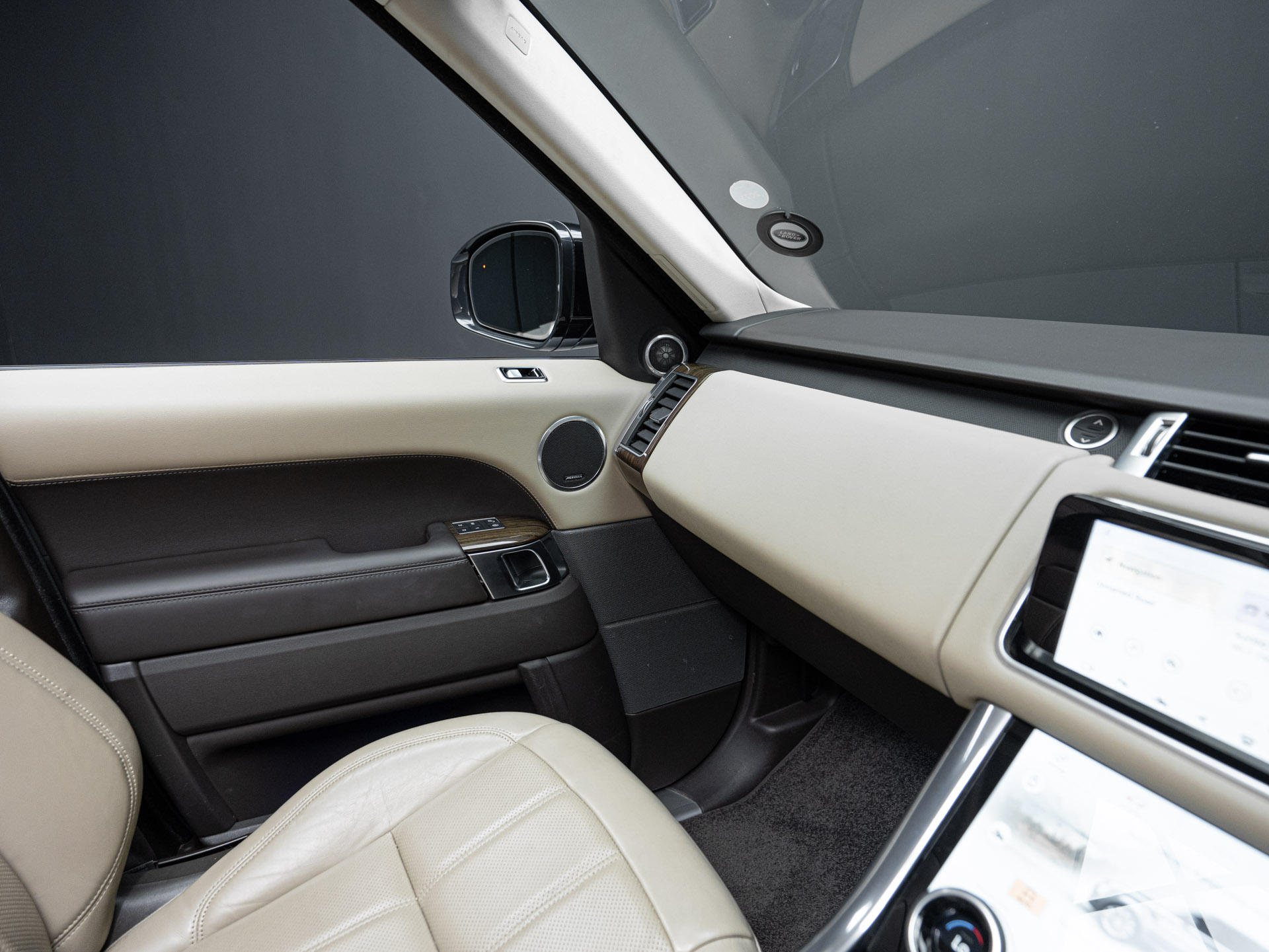 white range rover sport hse 25