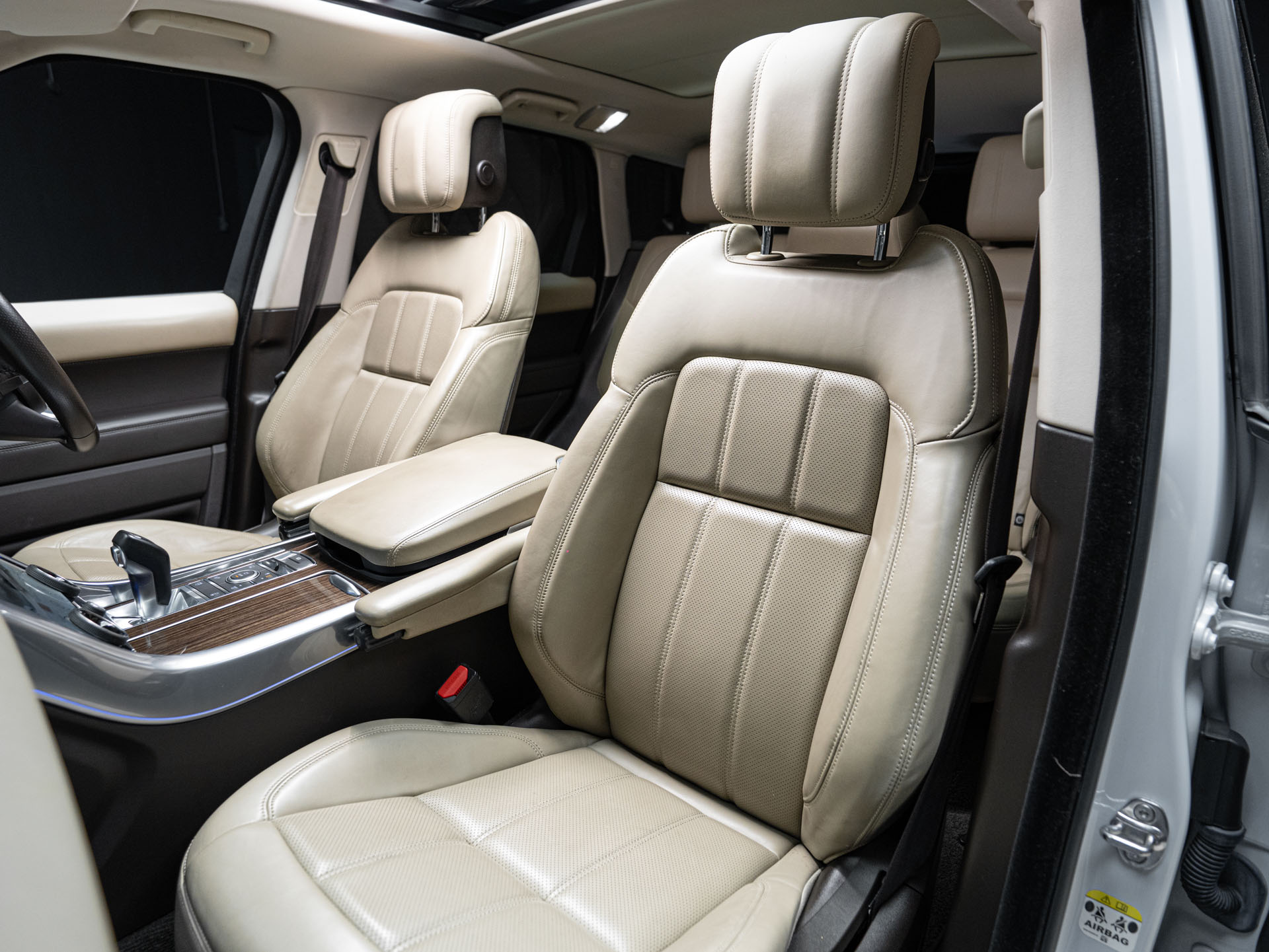 white range rover sport hse 26