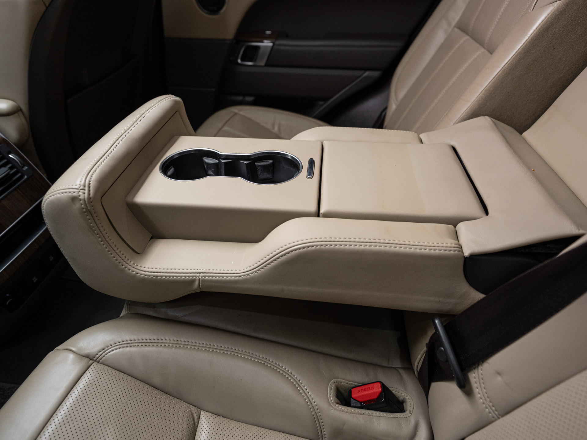 white range rover sport hse 28